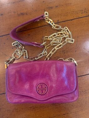 EUC Tory Burch Fuchsia Leather Reva Mini Crossbody Chain Bag